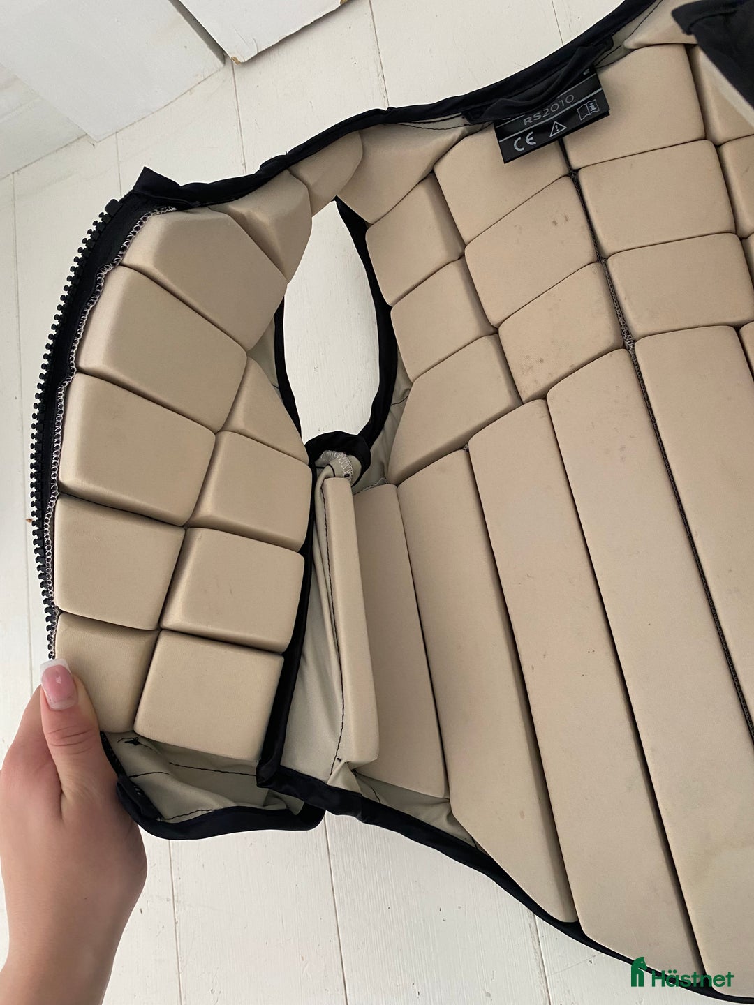 Säkerhetsvästar ryttarutrustning till salu: Oanvänd säkerhetsväst i jättefint skick i Lerum - Annons 4