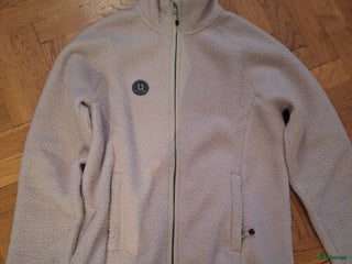 Jackor & Kavajer ryttarutrustning till salu: Nyskick Uhip cozy pilé stl 36 i Falun - Annons 1