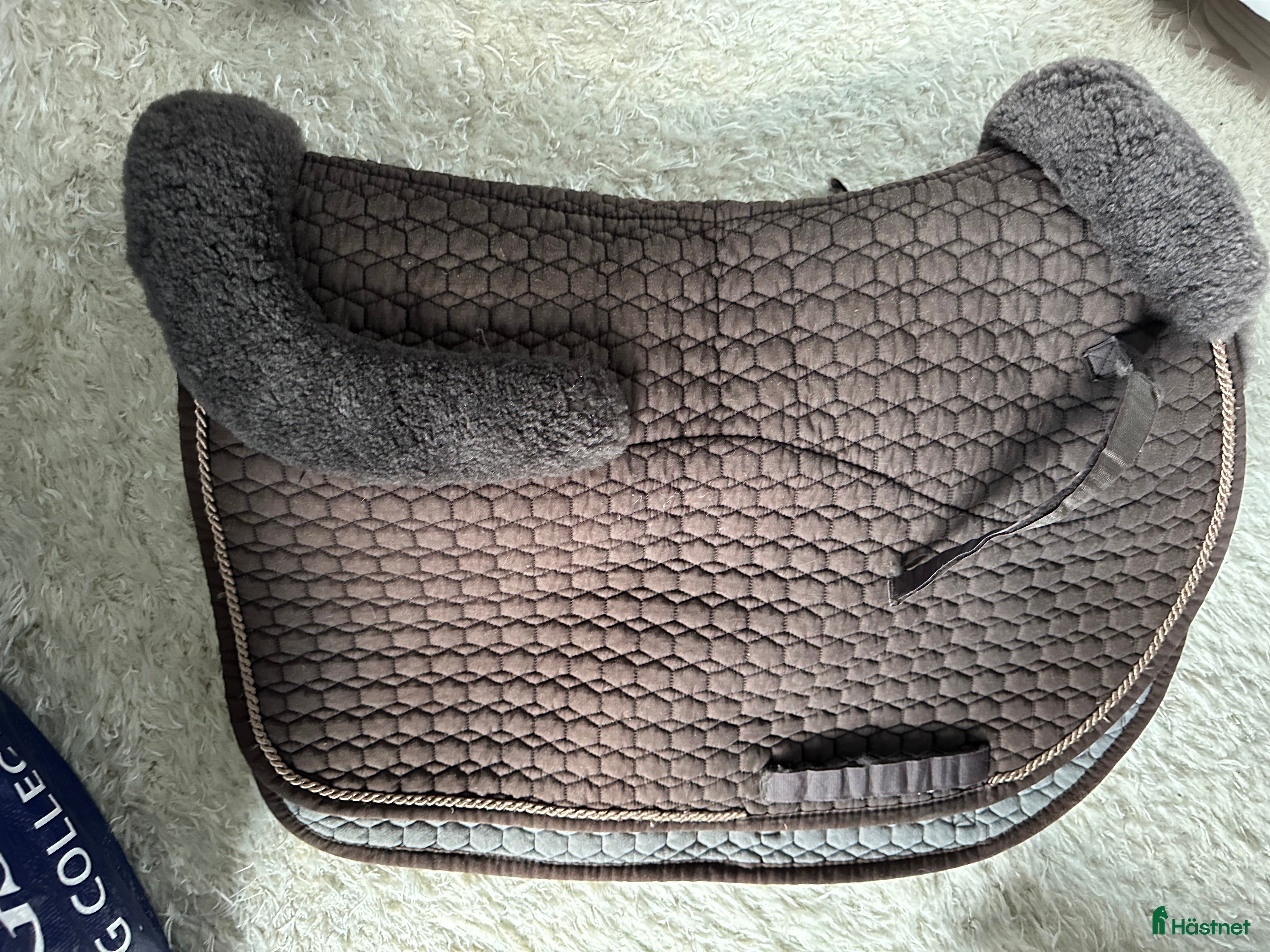 Schabrak & Vojlockar hästutrustning till salu: Mattes schabrak med fårskinn stl L - Hopp - brunt i Stockholm - Annons 14