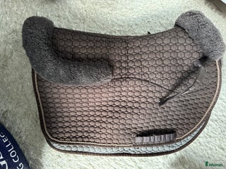 Schabrak & Vojlockar hästutrustning till salu: Mattes schabrak med fårskinn stl L - Hopp - brunt i Stockholm - Annons 3