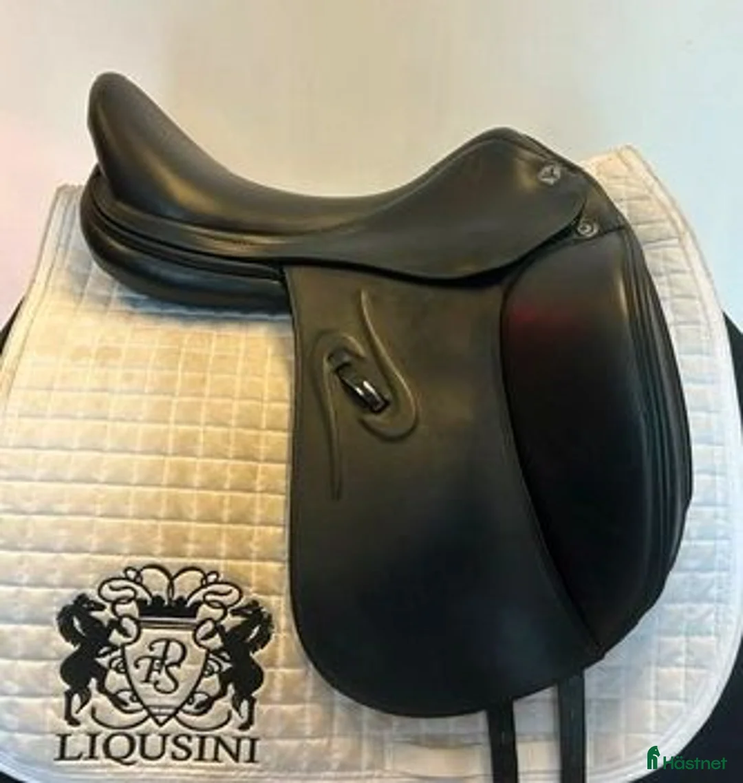 Sadlar hästutrustning till salu: Dressyrsadel Prestige Venus 18" - Annons 1