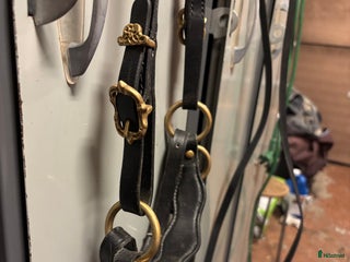 Träns hästutrustning till salu: Akademiskt träns med tyglar & sidepull FULL i Storuman - Annons 11