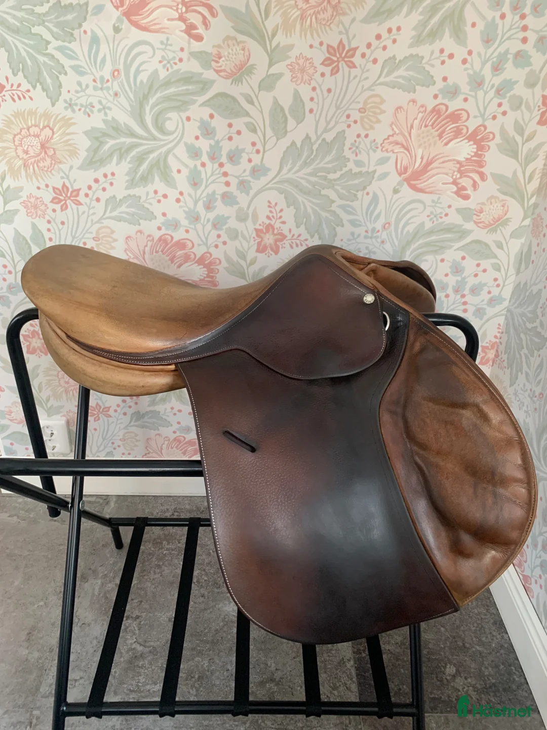 Sadlar hästutrustning till salu: Äldre Butet hoppsadel - Annons 1