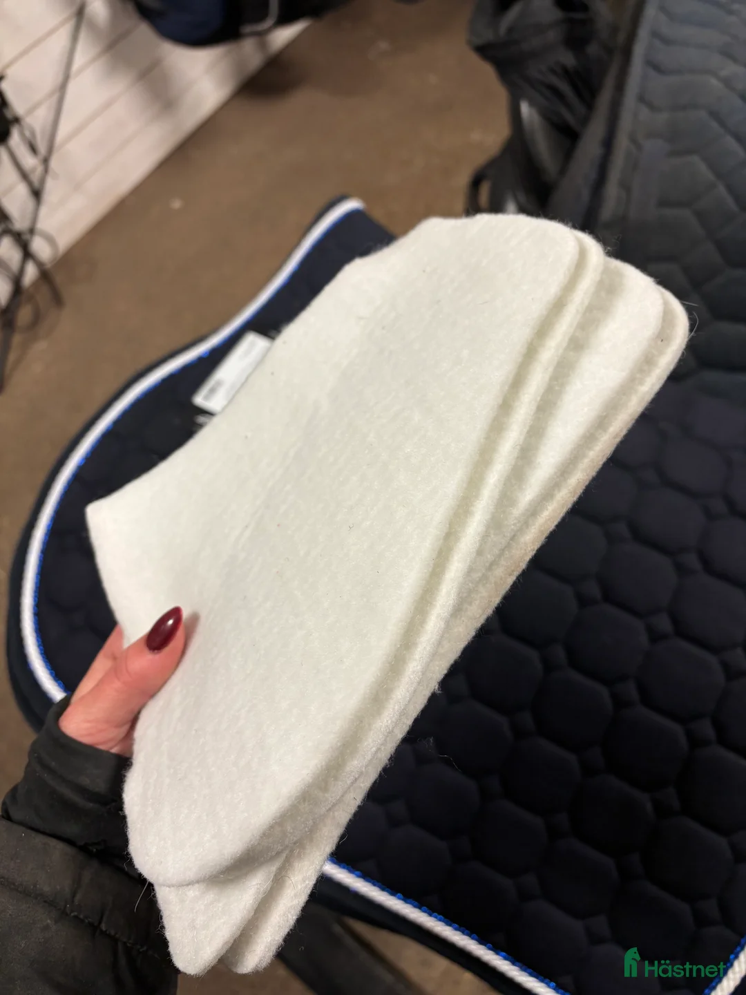 Schabrak & Vojlockar hästutrustning till salu: Fårskinnspad  - Annons 7