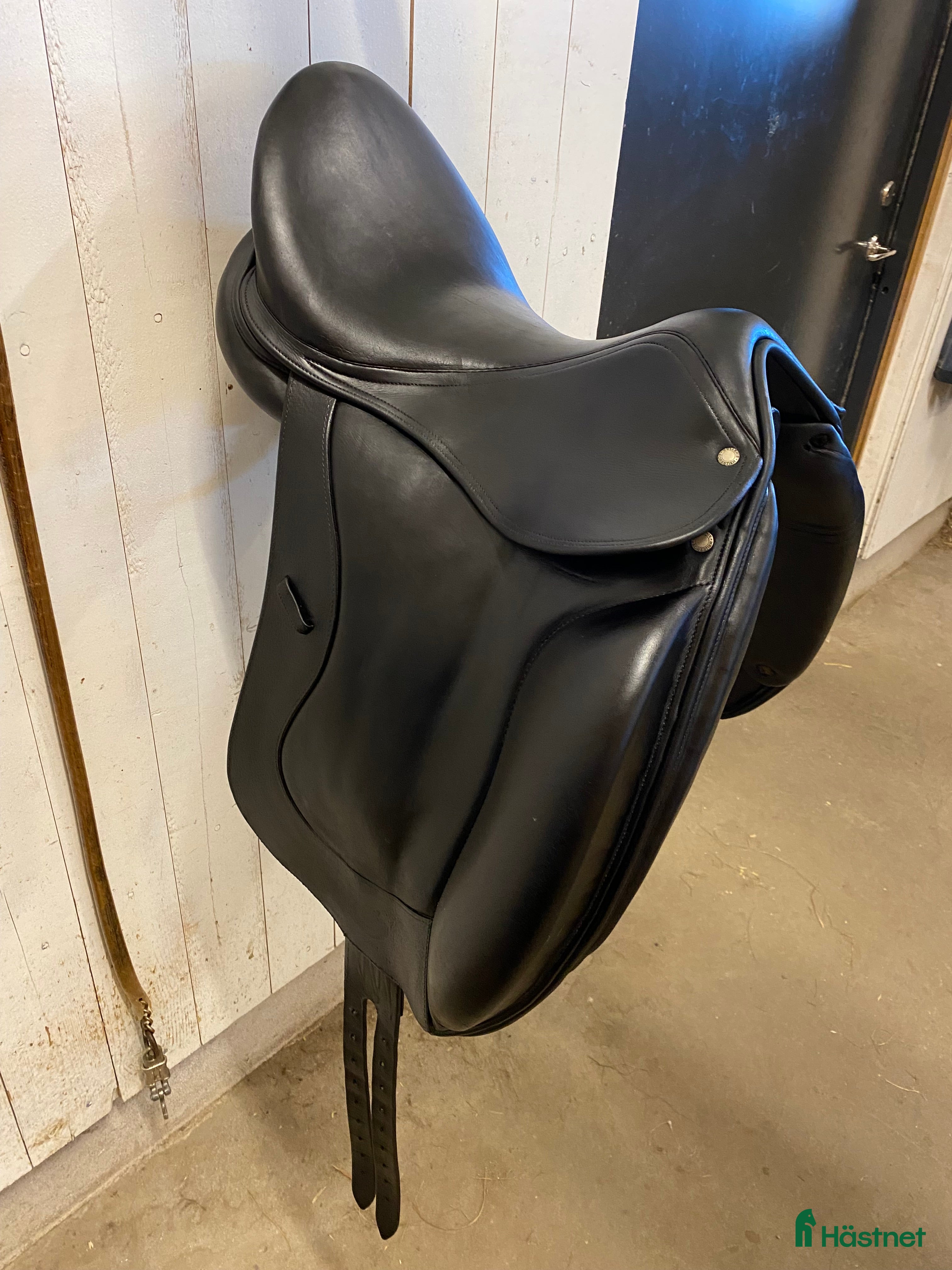 Sadlar hästutrustning till salu: Dressyrsadel Forestier illium i Onsala - Annons 1