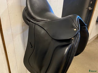 Sadlar hästutrustning till salu: Dressyrsadel Forestier illium i Onsala - Annons 1