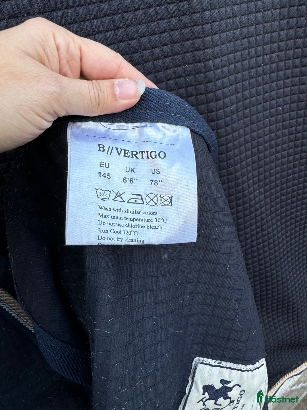 Täcken hästutrustning till salu: B Vertigo stalltäcke, 145 cm i Sandviken - Annons 3