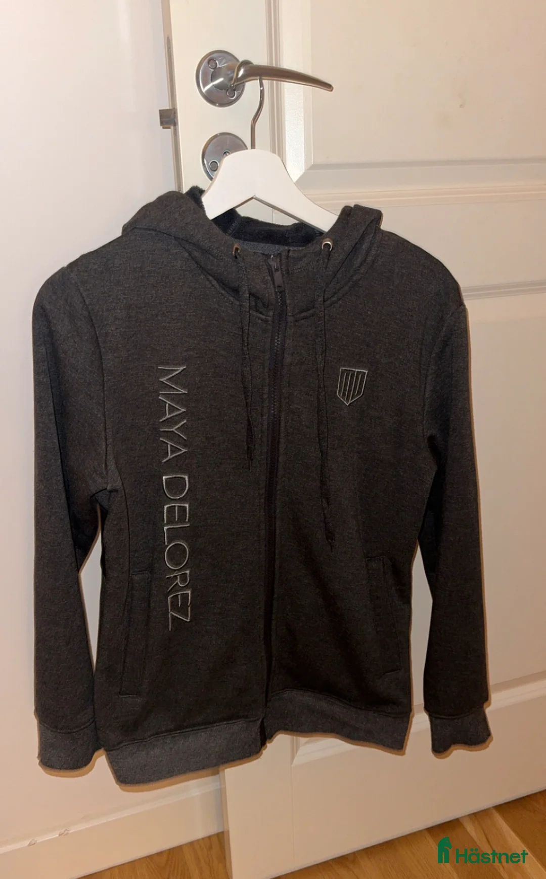 Jackor & Kavajer ryttarutrustning till salu: Grå Maya delorez hoodie  i Täby - Annons 1