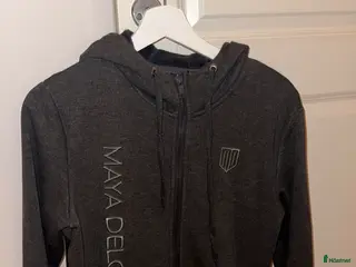 Jackor & Kavajer ryttarutrustning till salu: Grå Maya delorez hoodie i Täby - Annons 3