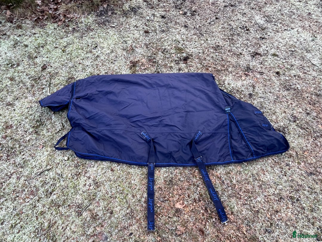 Täcken hästutrustning till salu: Lippe utetäcke i Kvicksund - Annons 1