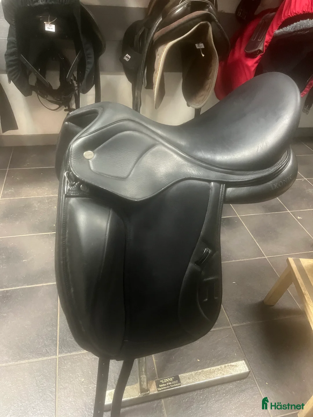 Sadlar hästutrustning till salu: Snygg, Svart Iconic sadel 17,5  i Svärtinge - Annons 5