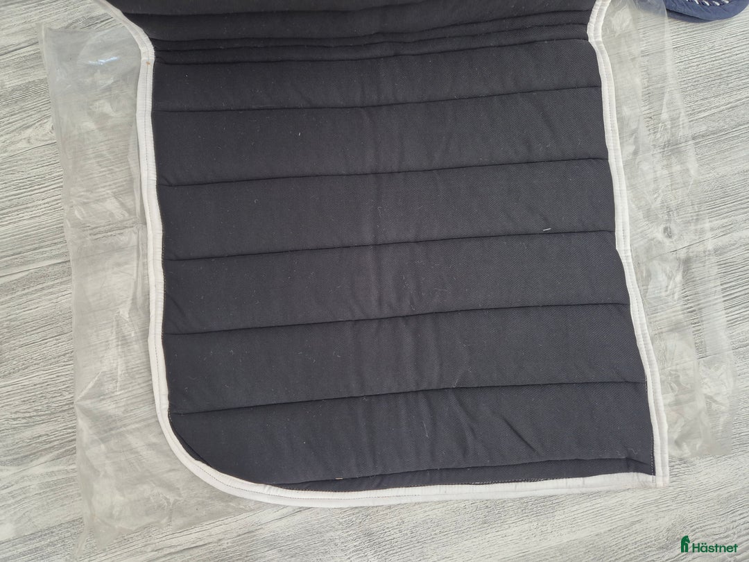 Schabrak & Vojlockar hästutrustning till salu: Fårskinnspadd och schabrak  i Lidköping - Annons 7