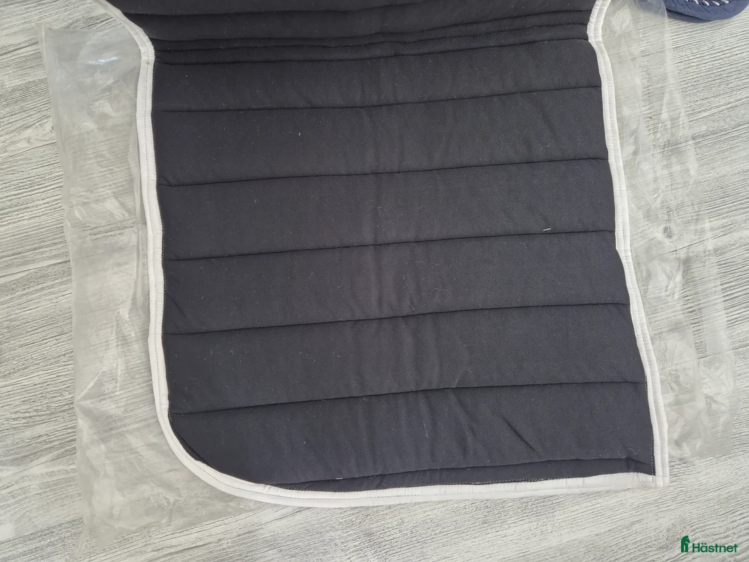 Schabrak & Vojlockar hästutrustning till salu: Fårskinnspadd och schabrak  i Lidköping - Annons 7