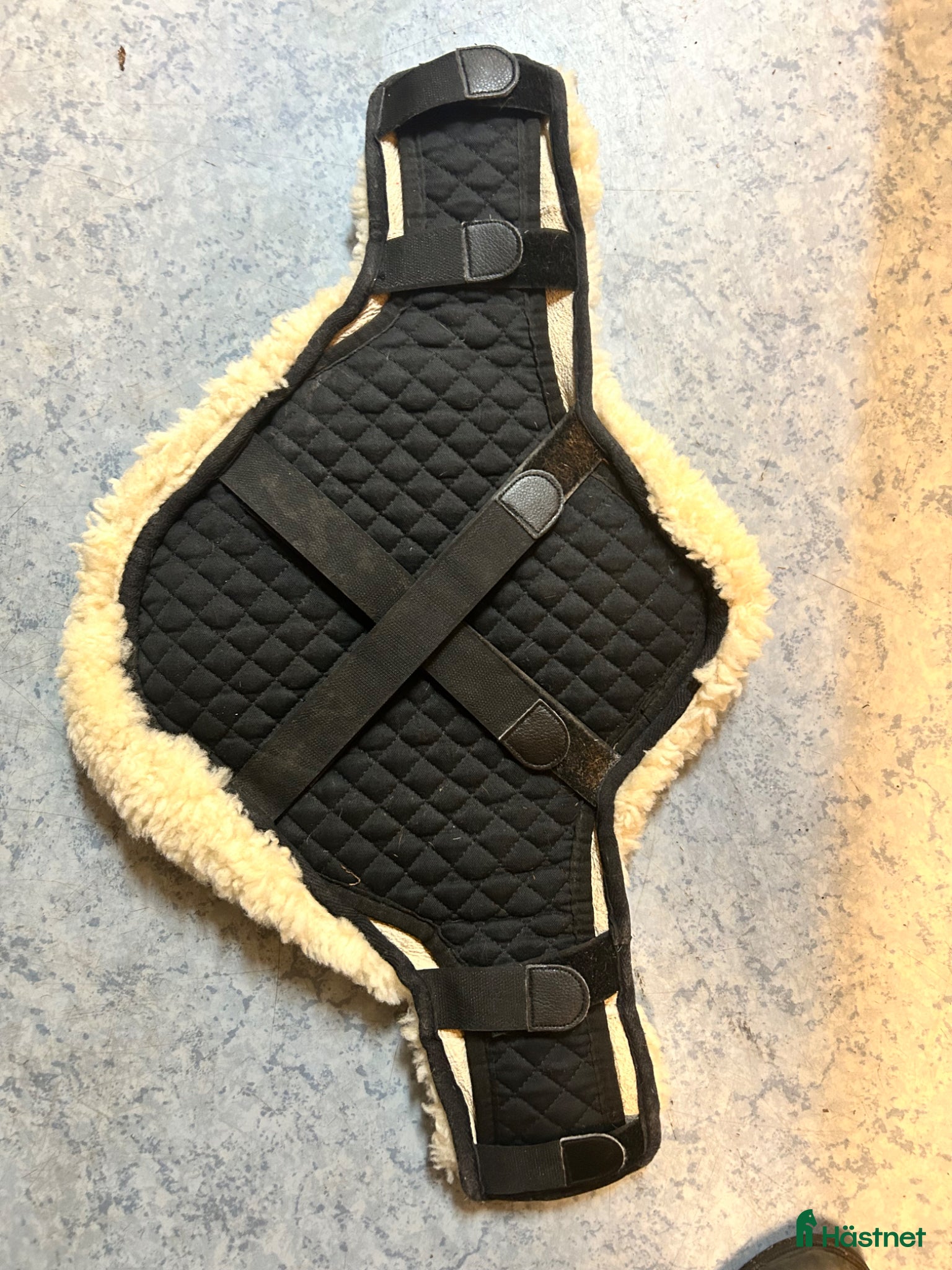 Sadeltillbehör hästutrustning Fårskinnsskydd till sadelgjord  - Annons 1