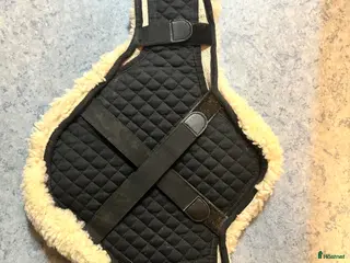 Sadeltillbehör hästutrustning Fårskinnsskydd till sadelgjord - Annons 1