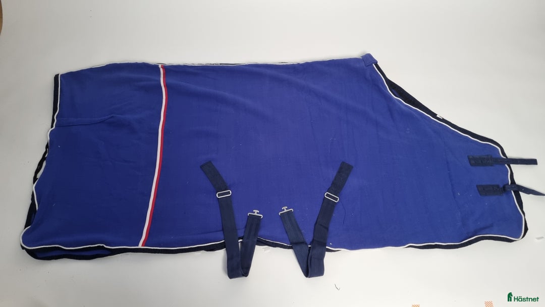 Täcken hästutrustning till salu: Fleecetäcke Showmaster i Färentuna - Annons 1