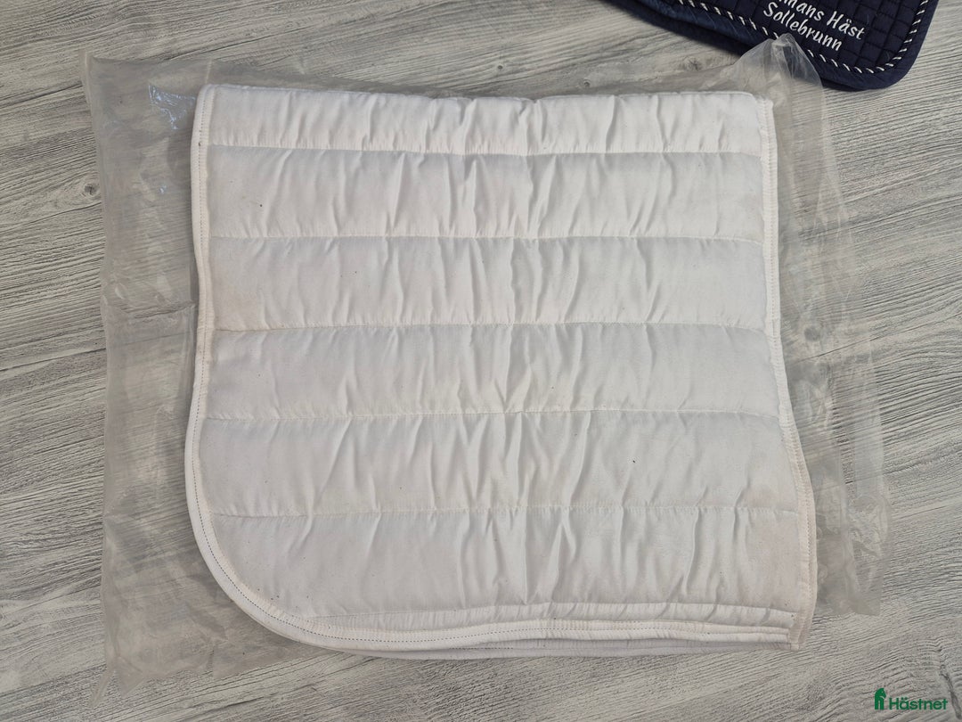 Schabrak & Vojlockar hästutrustning till salu: Fårskinnspadd och schabrak  i Lidköping - Annons 6