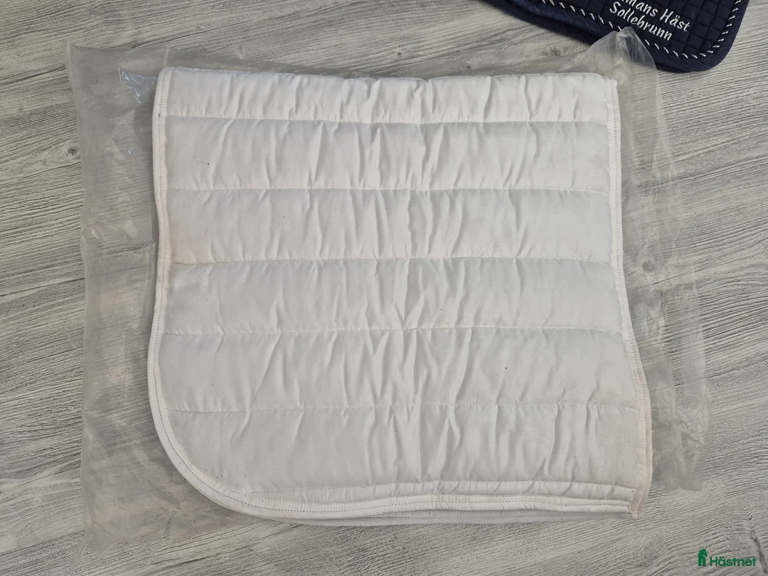 Schabrak & Vojlockar hästutrustning till salu: Fårskinnspadd och schabrak  i Lidköping - Annons 6