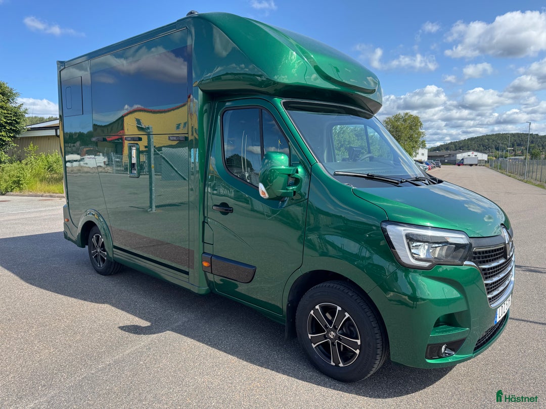 Hästlastbilar  fordon & transport till salu: Nybyggd Hästbuss Renault Master i Partille - Bild 1