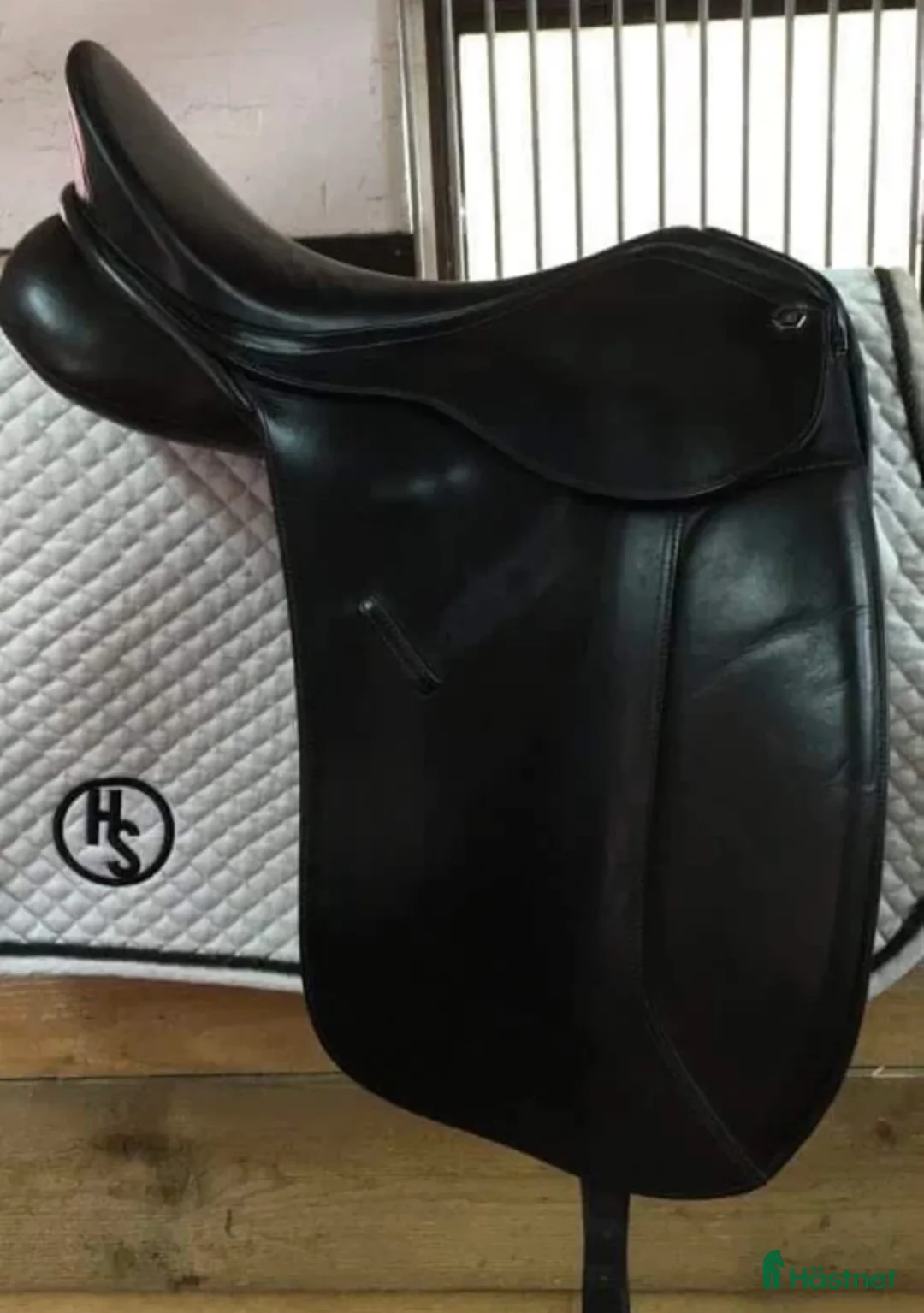 Sadlar hästutrustning till salu: Bates dressyrsadel svart  - Annons 1