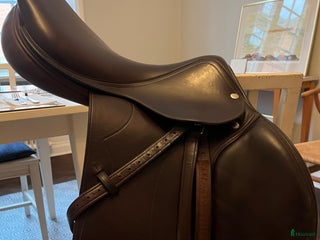 Sadlar hästutrustning till salu: Equipe Oxer 17" i Stockholm - Annons 1