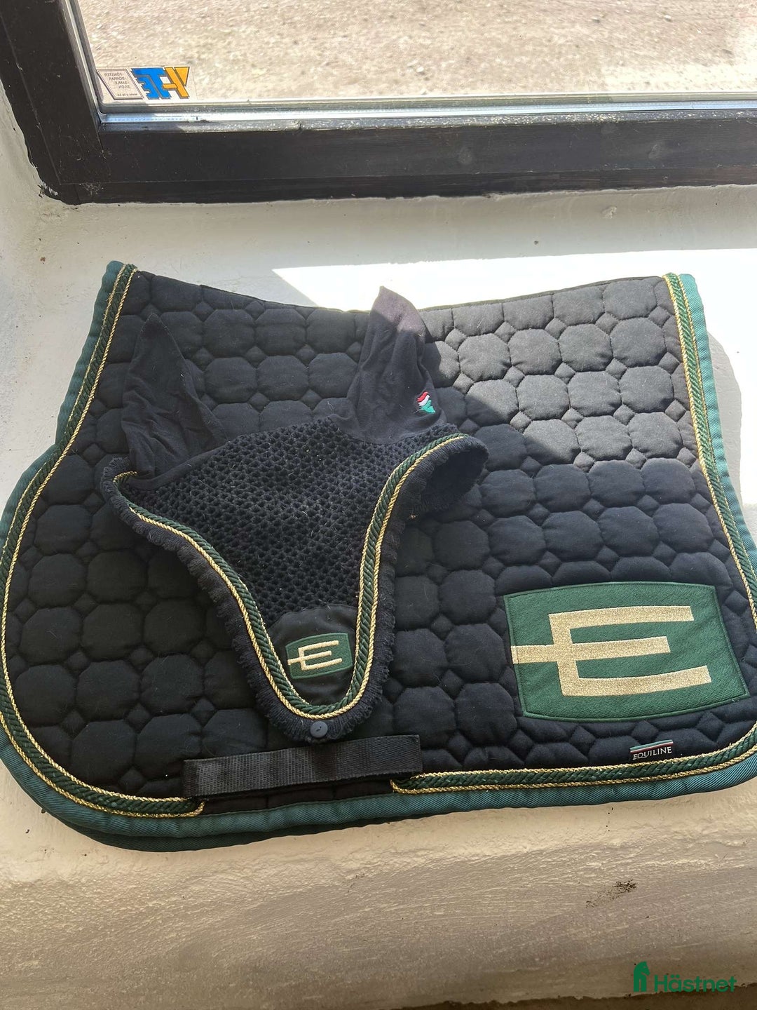 Schabrak & Vojlockar hästutrustning till salu: Equeline schabrak & huva med E-logga i Färjestaden - Annons 1