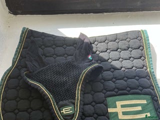 Schabrak & Vojlockar hästutrustning till salu: Equeline schabrak & huva med E-logga i Färjestaden - Annons 1