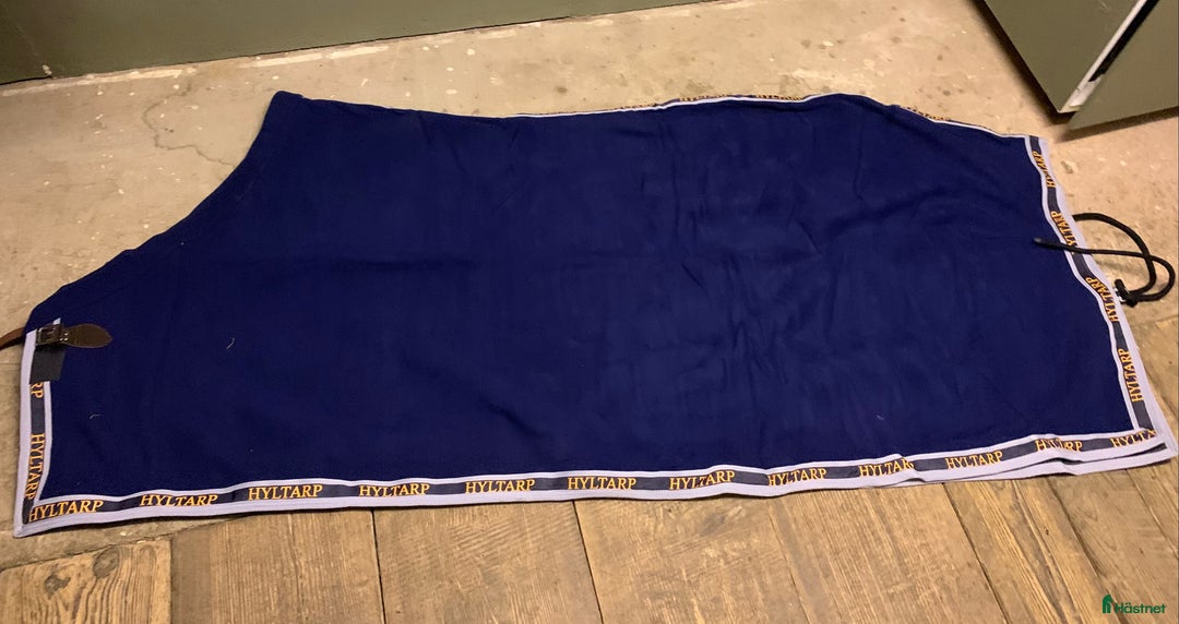 Täcken hästutrustning till salu: Helt nytt Fleecetäcke Greta hyltarp storlek 165cm i Hanaskog - Annons 9
