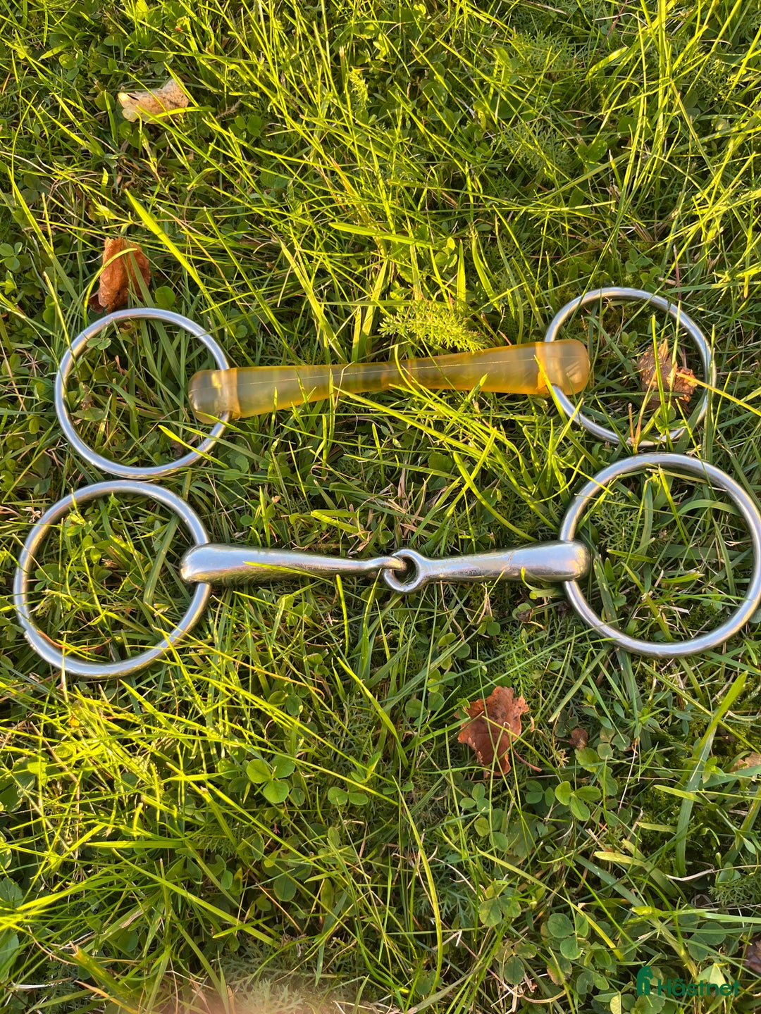 Bett hästutrustning till salu: tvådelat bett i Aneby - Annons 1