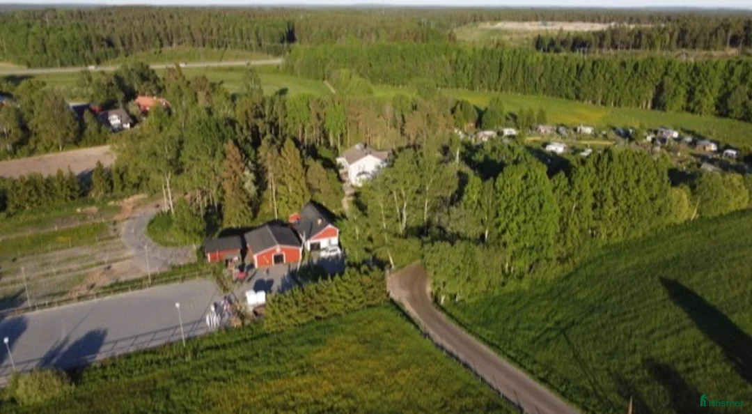  stallplats finnes: Litet stall med två ponny boxar och sadelkammare - Annons 2