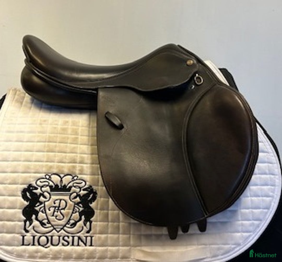 Sadlar hästutrustning till salu: Hoppsadel Pessoa Amo 17" i Uppsala - Annons 1