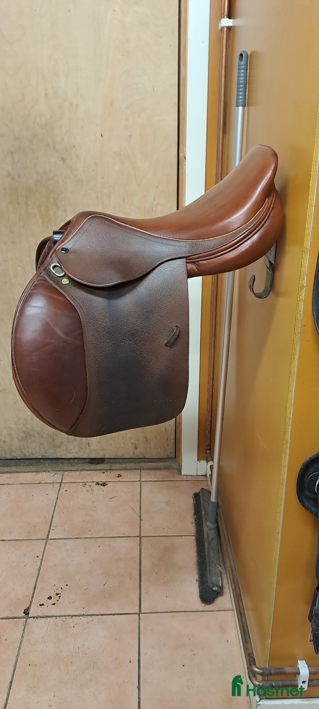 Sadlar hästutrustning till salu: Italiensk flatback hoppsadel i Västerhaninge - Annons 1