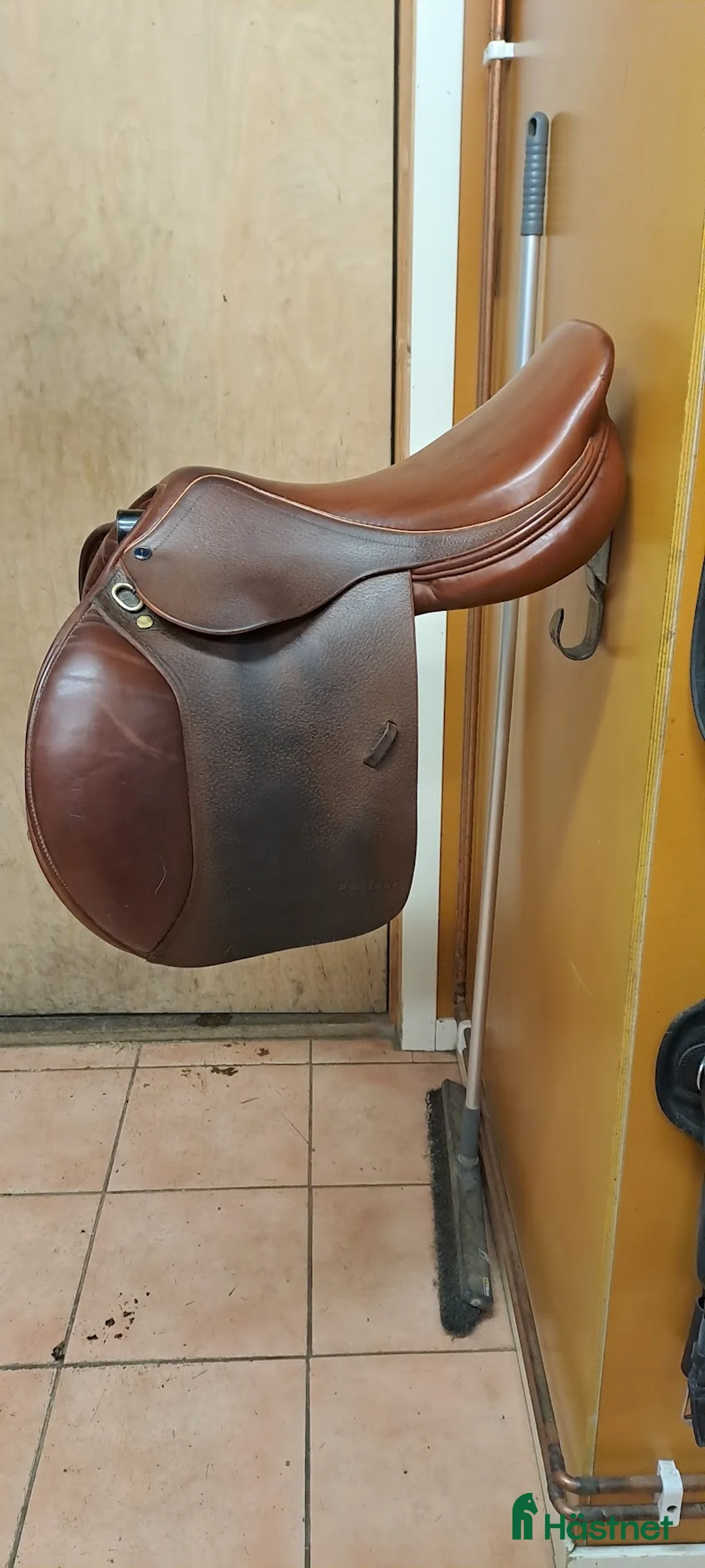 Sadlar hästutrustning till salu: Italiensk flatback hoppsadel i Västerhaninge - Annons 1