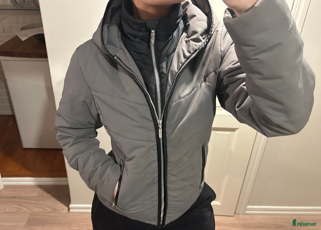 Jackor & Kavajer ryttarutrustning till salu: Equestrian Stockholm jacka  i Uddevalla - Annons 1