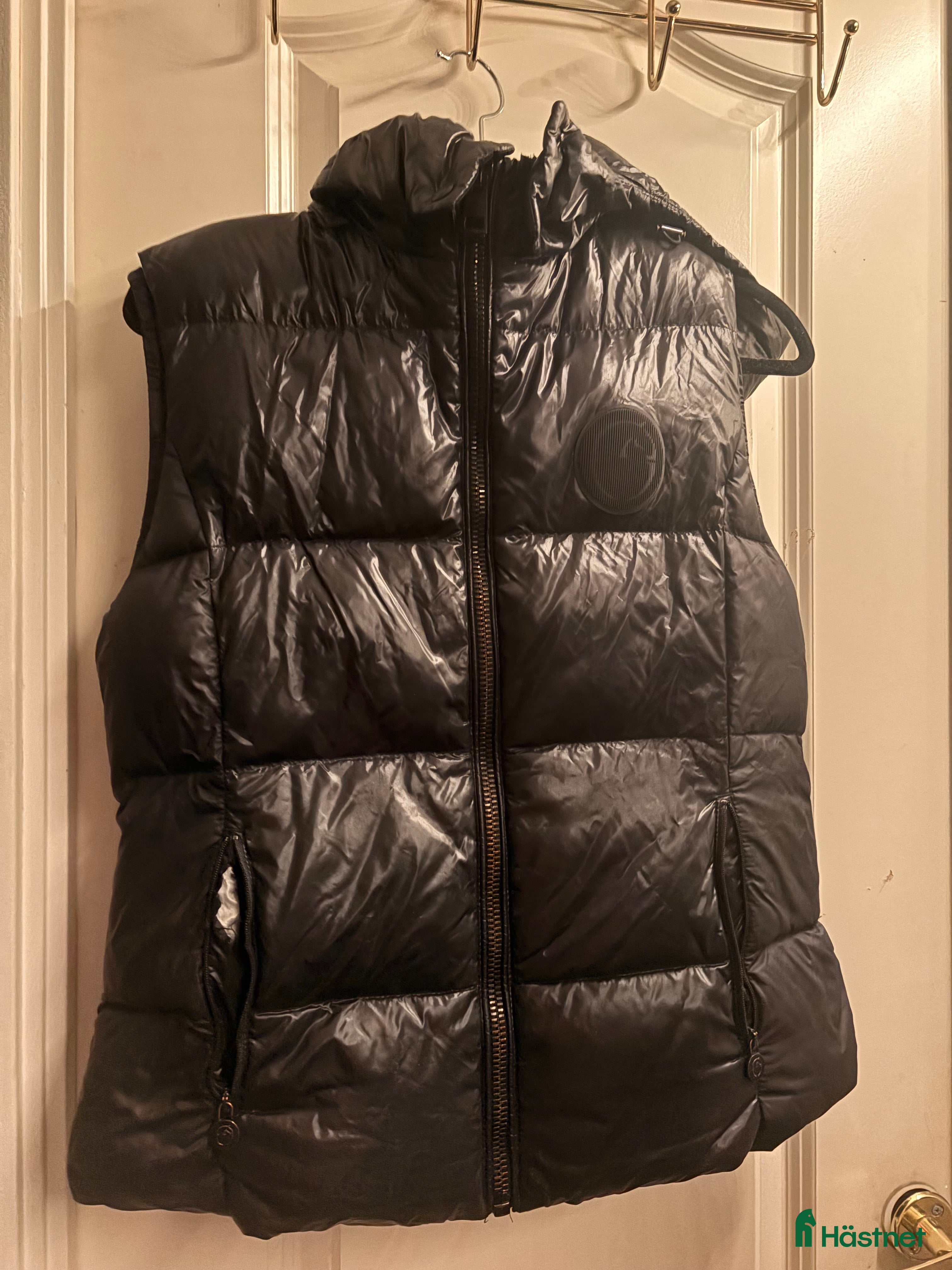 Jackor & Kavajer ryttarutrustning till salu: Svart Vestrum & samshield väst i Järfälla - Annons 21