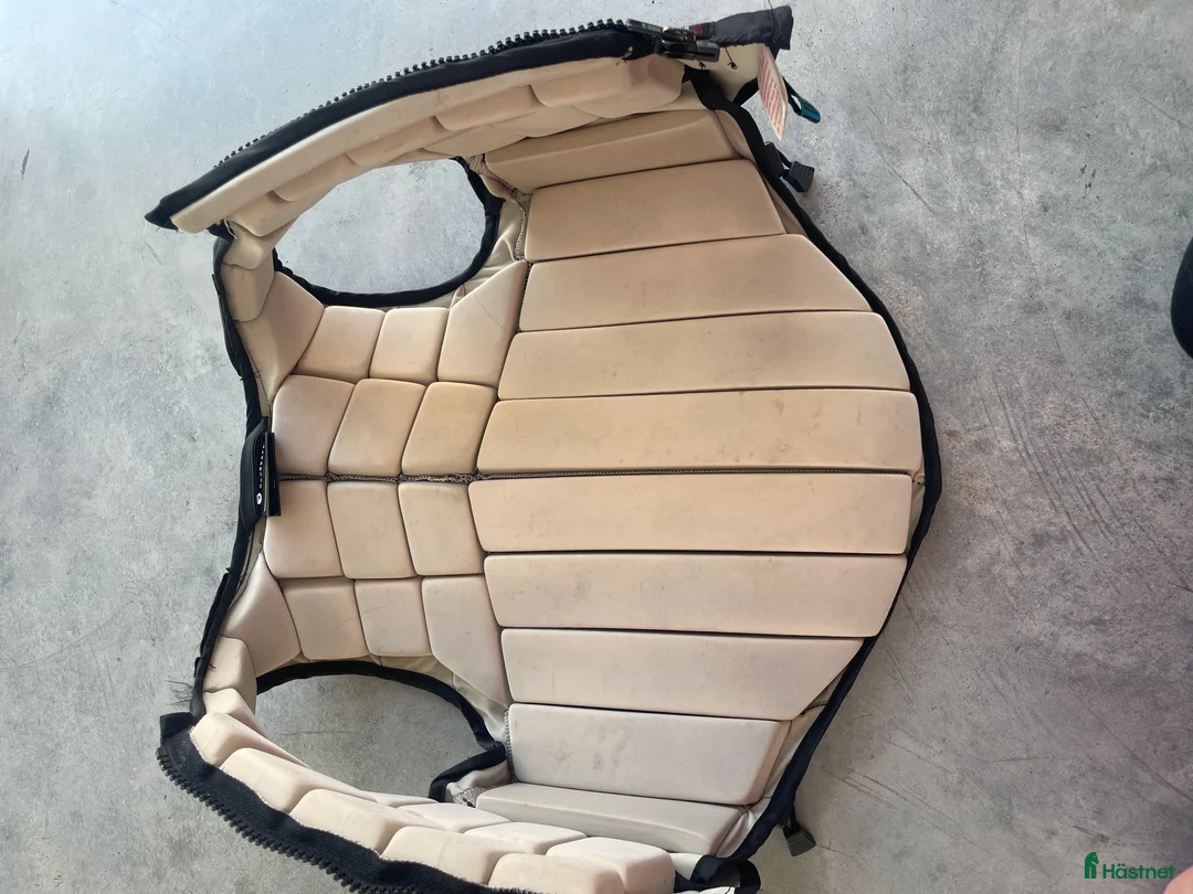 Säkerhetsvästar ryttarutrustning till salu: Racesafe child medium, regular - Annons 3