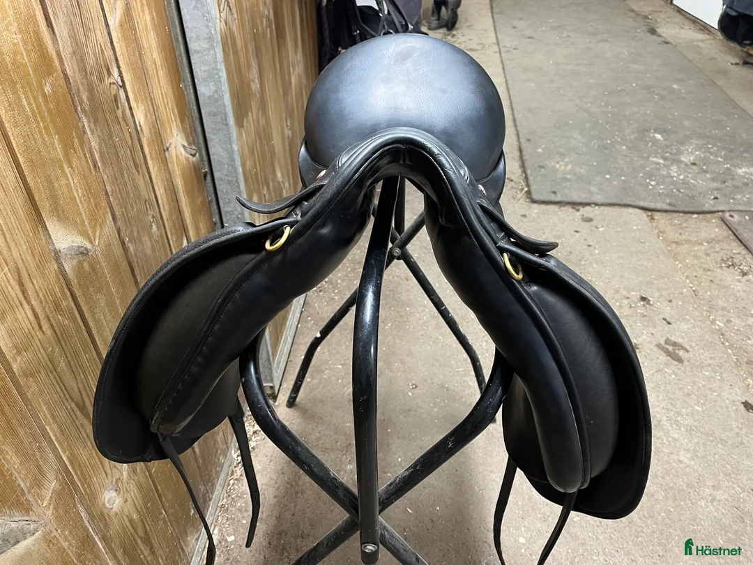 Sadlar hästutrustning till salu: Wellington Elite Dressyrsadel 16,5” i Bromma - Annons 2