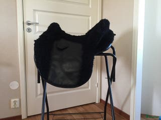 Sadlar hästutrustning till salu: Akademisk sadel (med fårskinns säte) - Annons 8