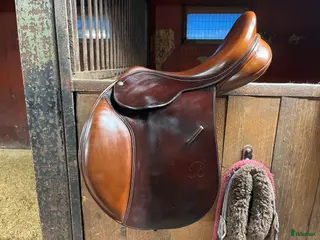 Sadlar hästutrustning Gudomligt skön hoppsadel från bates - Annons 1