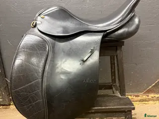 Sadlar hästutrustning till salu: Dressyrsadel Pessoa Anky i svart läder i Njurunda - Annons 1