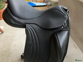 Sadlar hästutrustning till salu: Oanvänd PDS dressyrsadel i Värmdö - Annons 3