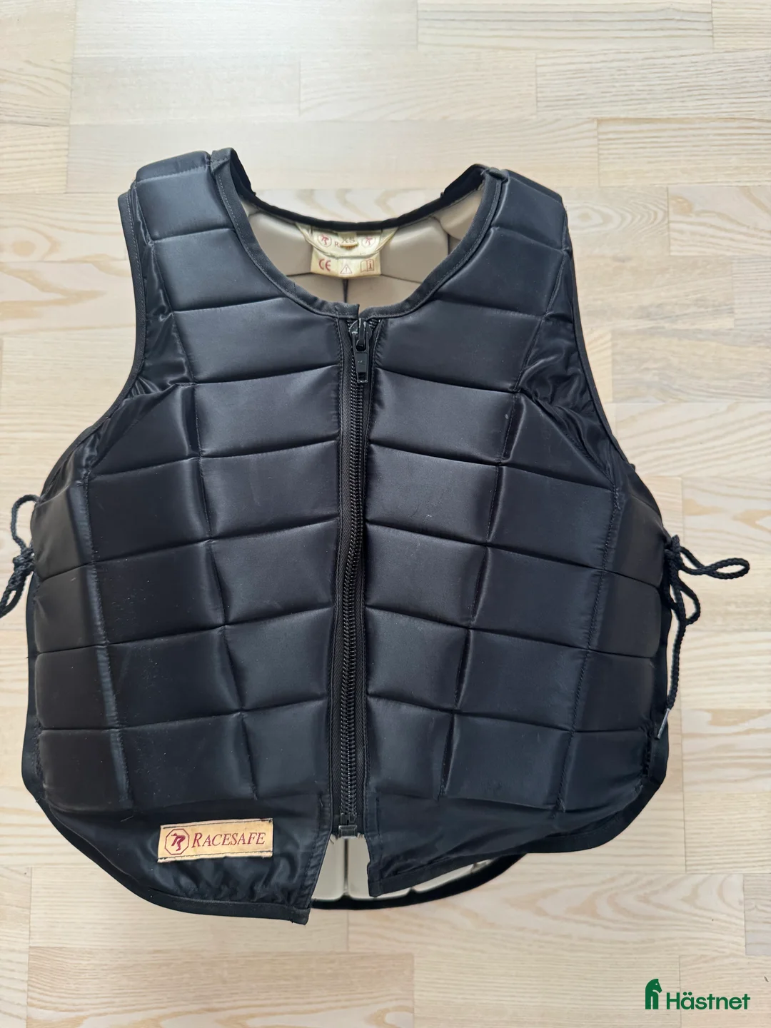 Säkerhetsvästar ryttarutrustning till salu: (Nedsatt!) Billig racesafe väst i fint skick! - Annons 1