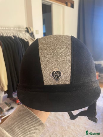 Hjälmar ryttarutrustning till salu: Hjälm i fint skick i Rimforsa - Annons 2