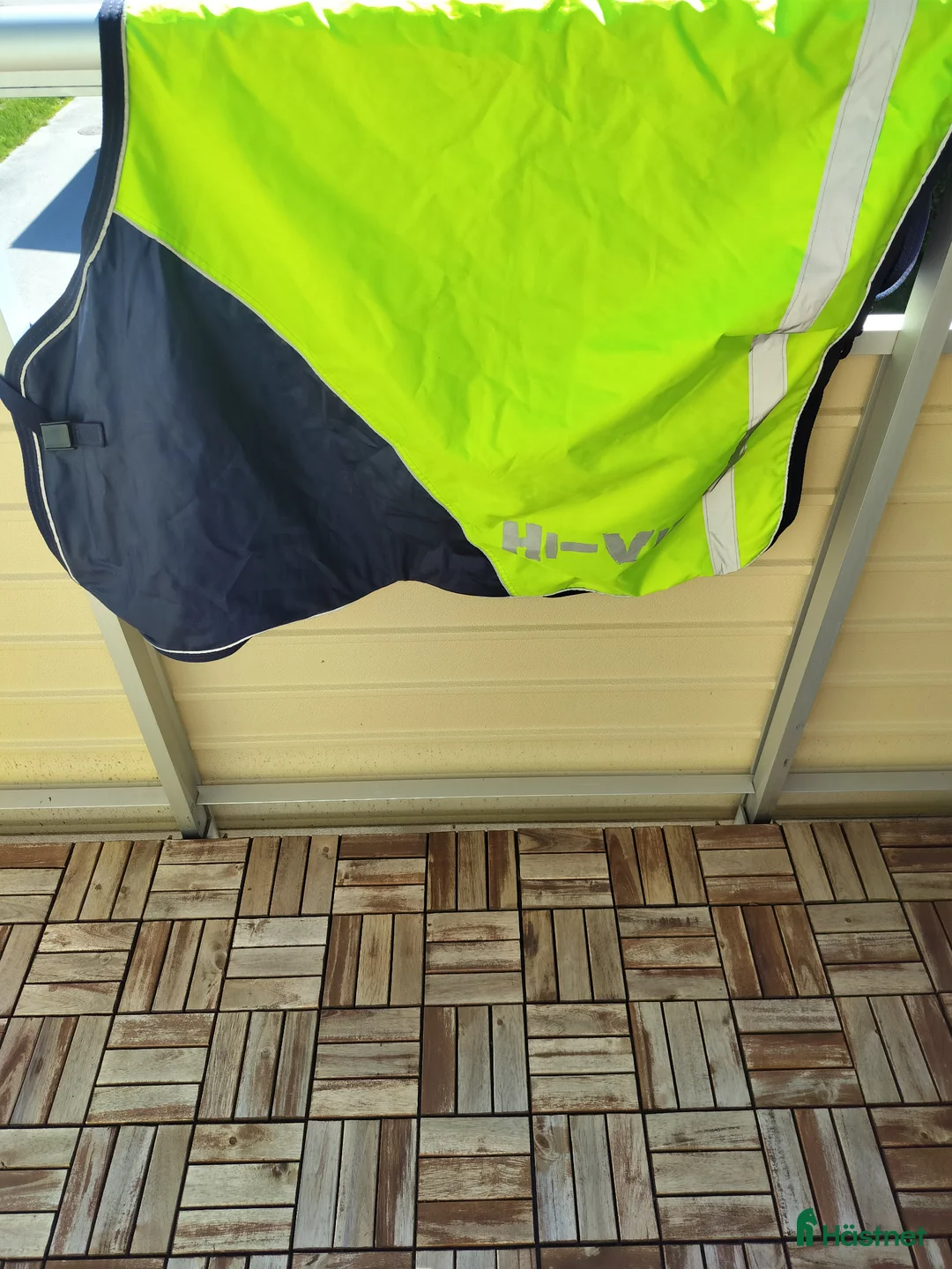 Täcken hästutrustning till salu: Hi-viz ländtäcke strl full - Annons 1