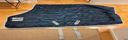 Täcken hästutrustning till salu: Amigo stalltäcke 200 gram 125 cm - Annons 1