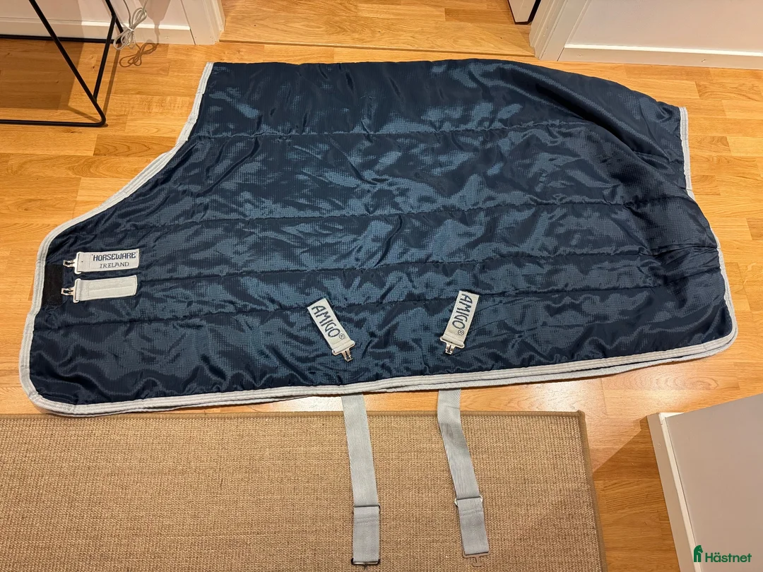 Täcken hästutrustning till salu: Amigo stalltäcke 200 gram 125 cm - Annons 1