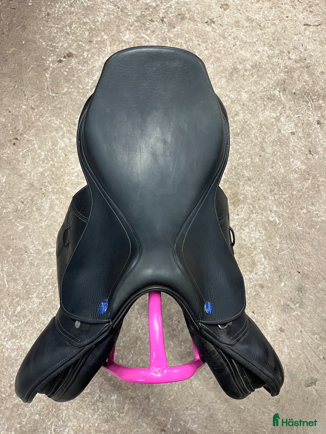 Sadlar hästutrustning till salu: Svart Lippo hoppsadel  i Vara - Annons 4