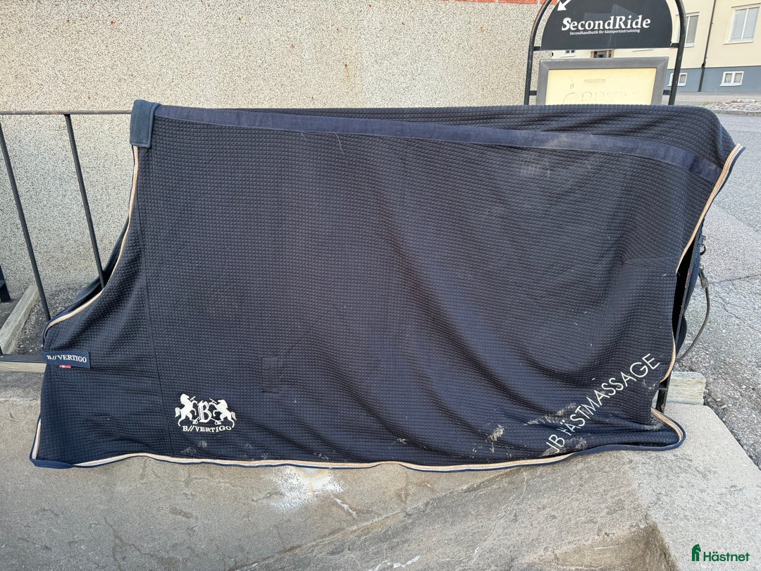 Täcken hästutrustning till salu: B Vertigo stalltäcke, 145 cm i Sandviken - Annons 1