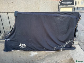 Täcken hästutrustning till salu: B Vertigo stalltäcke, 145 cm i Sandviken - Annons 3