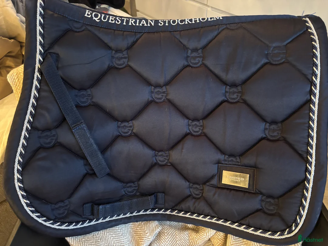 Schabrak & Vojlockar hästutrustning till salu: Fint equestrian Stockholm schabrak säljes - Annons 2